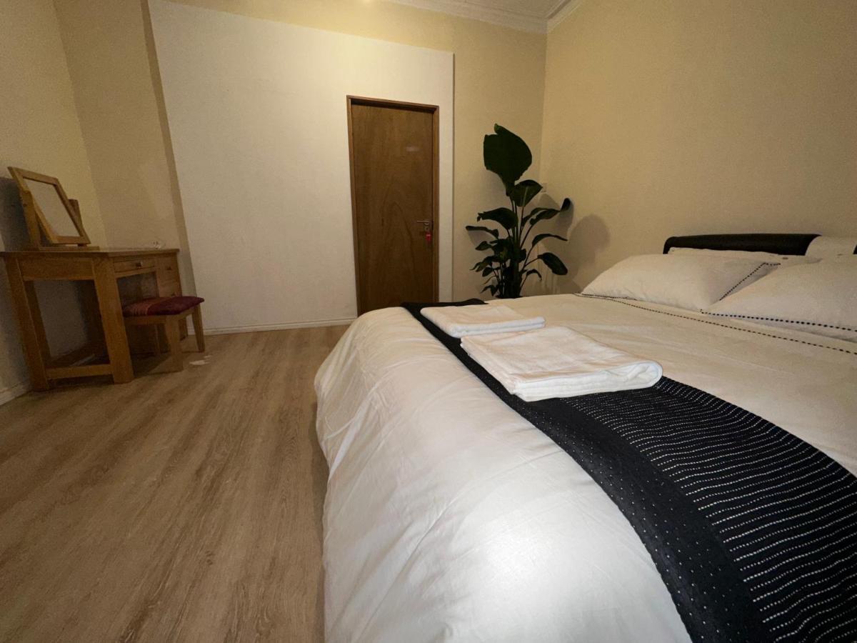 North London A Spacious 7 Bedroom House Accommodating Up To 18 People Complete With Own Gym And Table Tennis Buitenkant foto