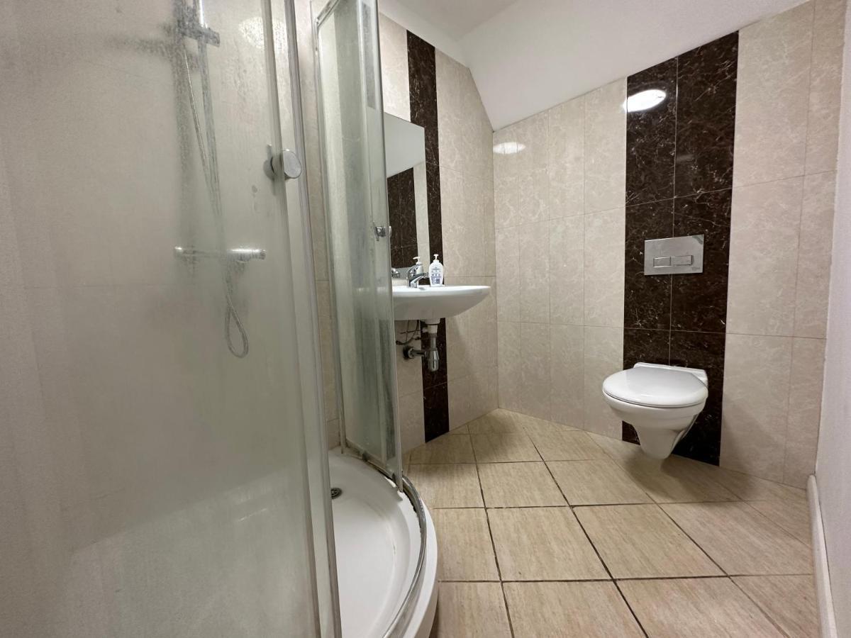 North London A Spacious 7 Bedroom House Accommodating Up To 18 People Complete With Own Gym And Table Tennis Buitenkant foto