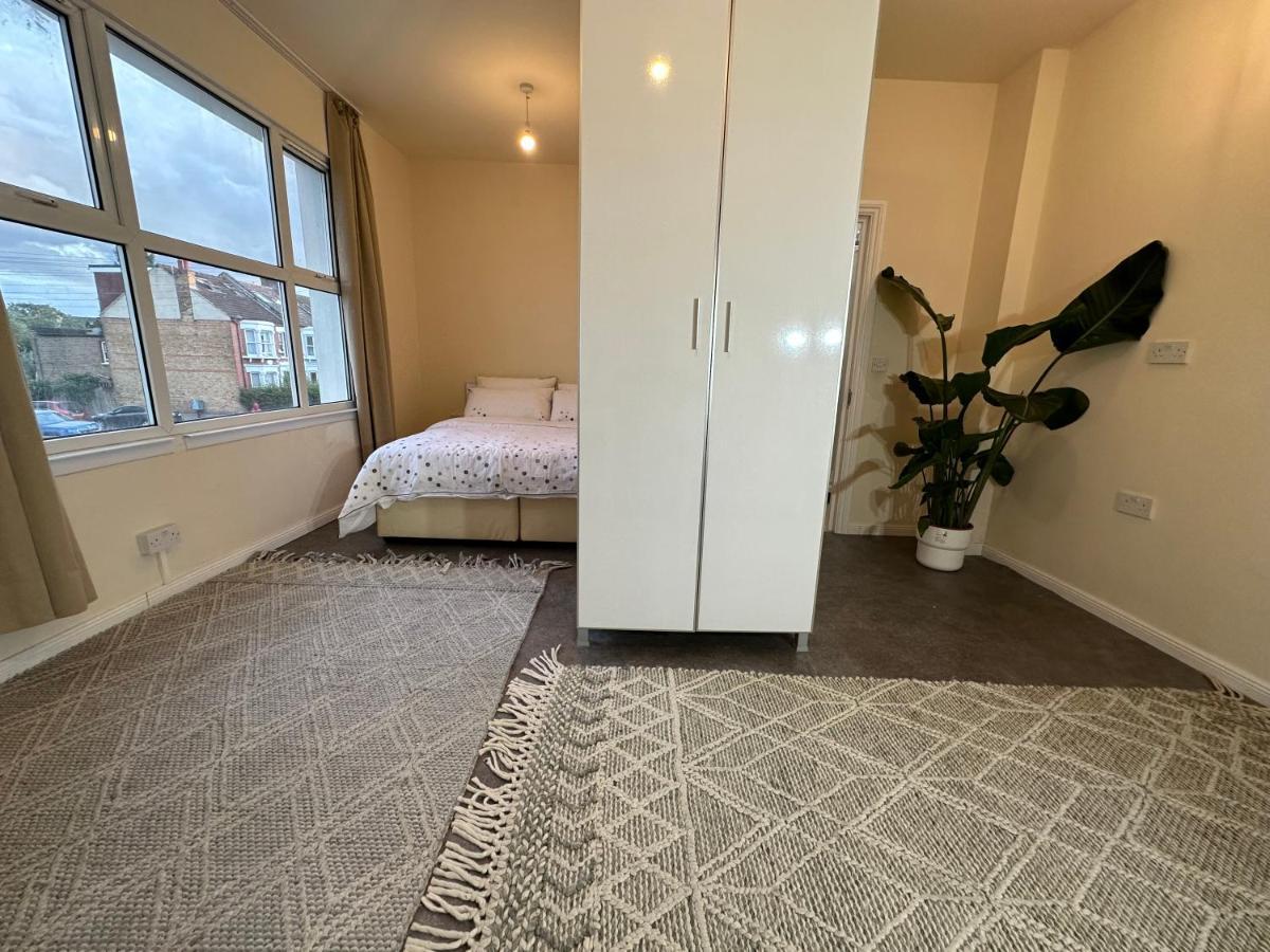 North London A Spacious 7 Bedroom House Accommodating Up To 18 People Complete With Own Gym And Table Tennis Buitenkant foto