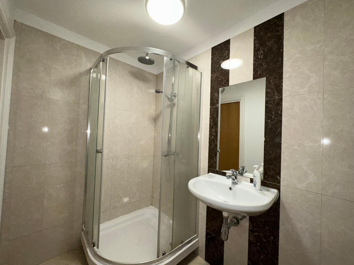 North London A Spacious 7 Bedroom House Accommodating Up To 18 People Complete With Own Gym And Table Tennis Buitenkant foto