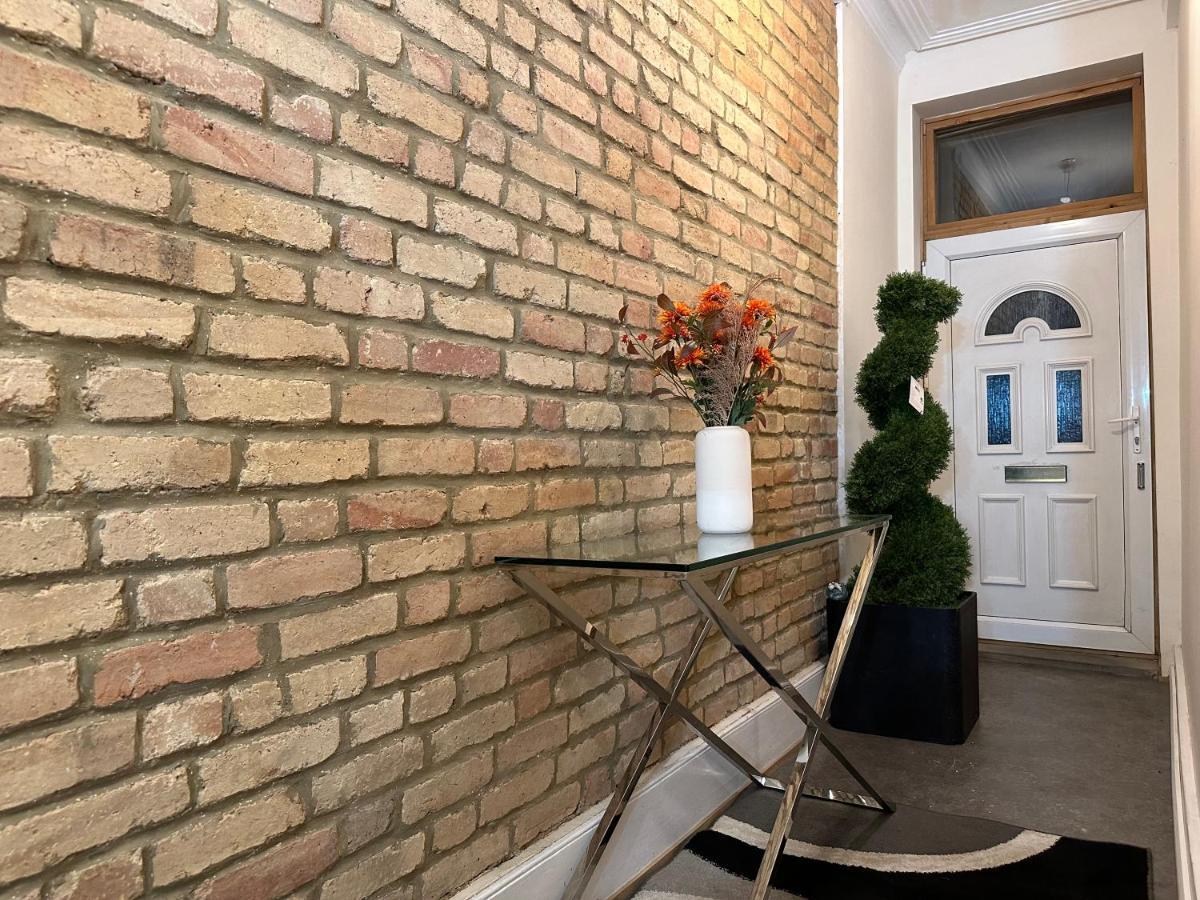 North London A Spacious 7 Bedroom House Accommodating Up To 18 People Complete With Own Gym And Table Tennis Buitenkant foto